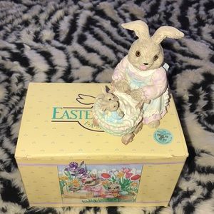 1991 Vintage the Easter Bunny family statue